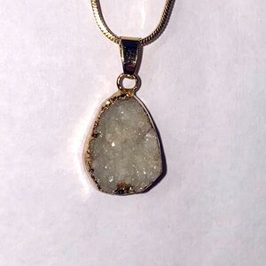 Quartz pendant necklace ❤️ White